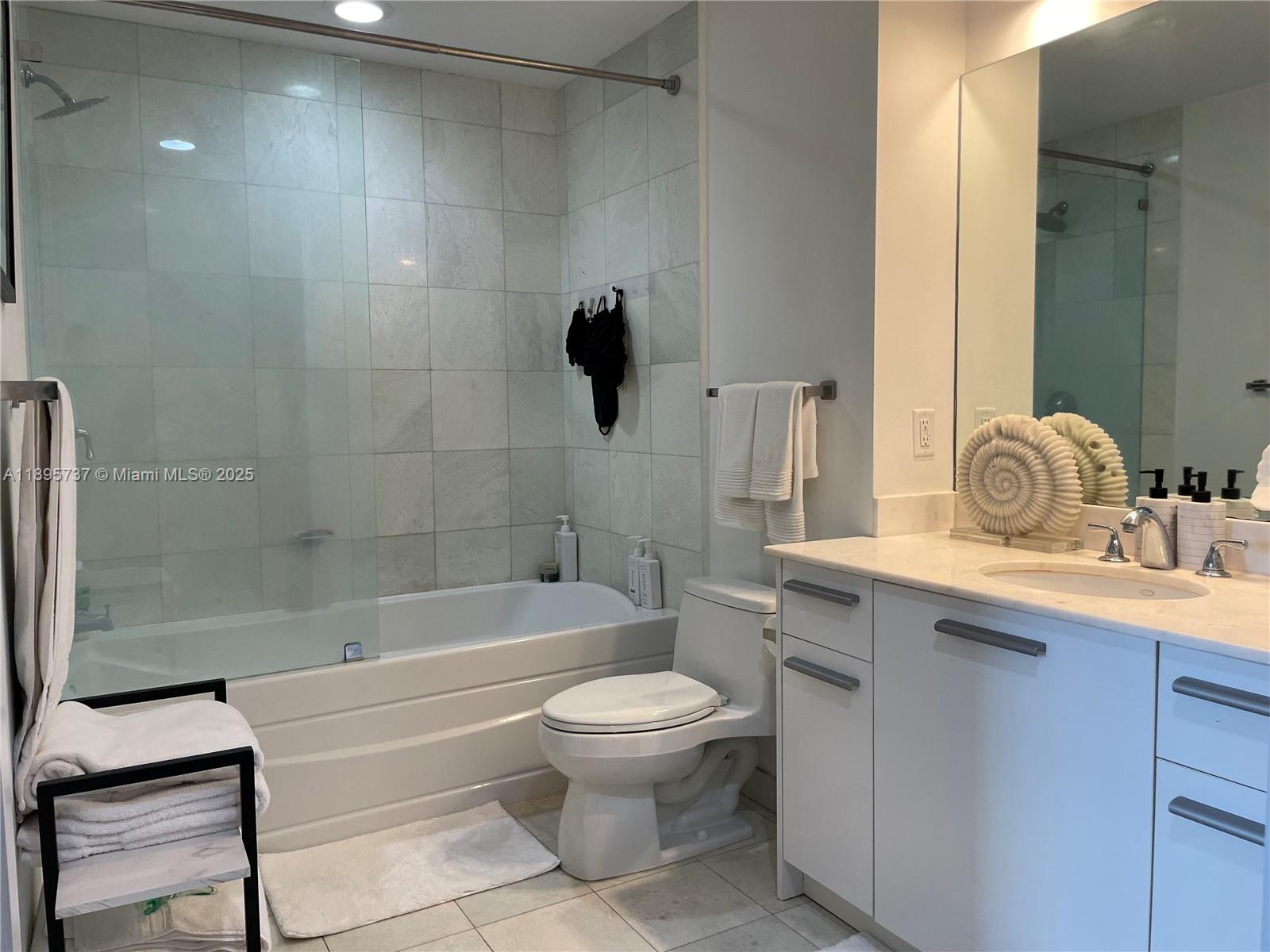 1060 Brickell Ave # 2413