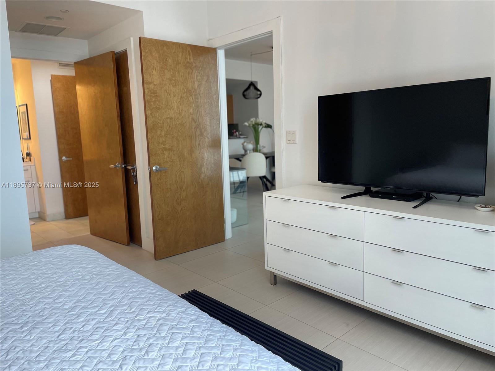 1060 Brickell Ave # 2413