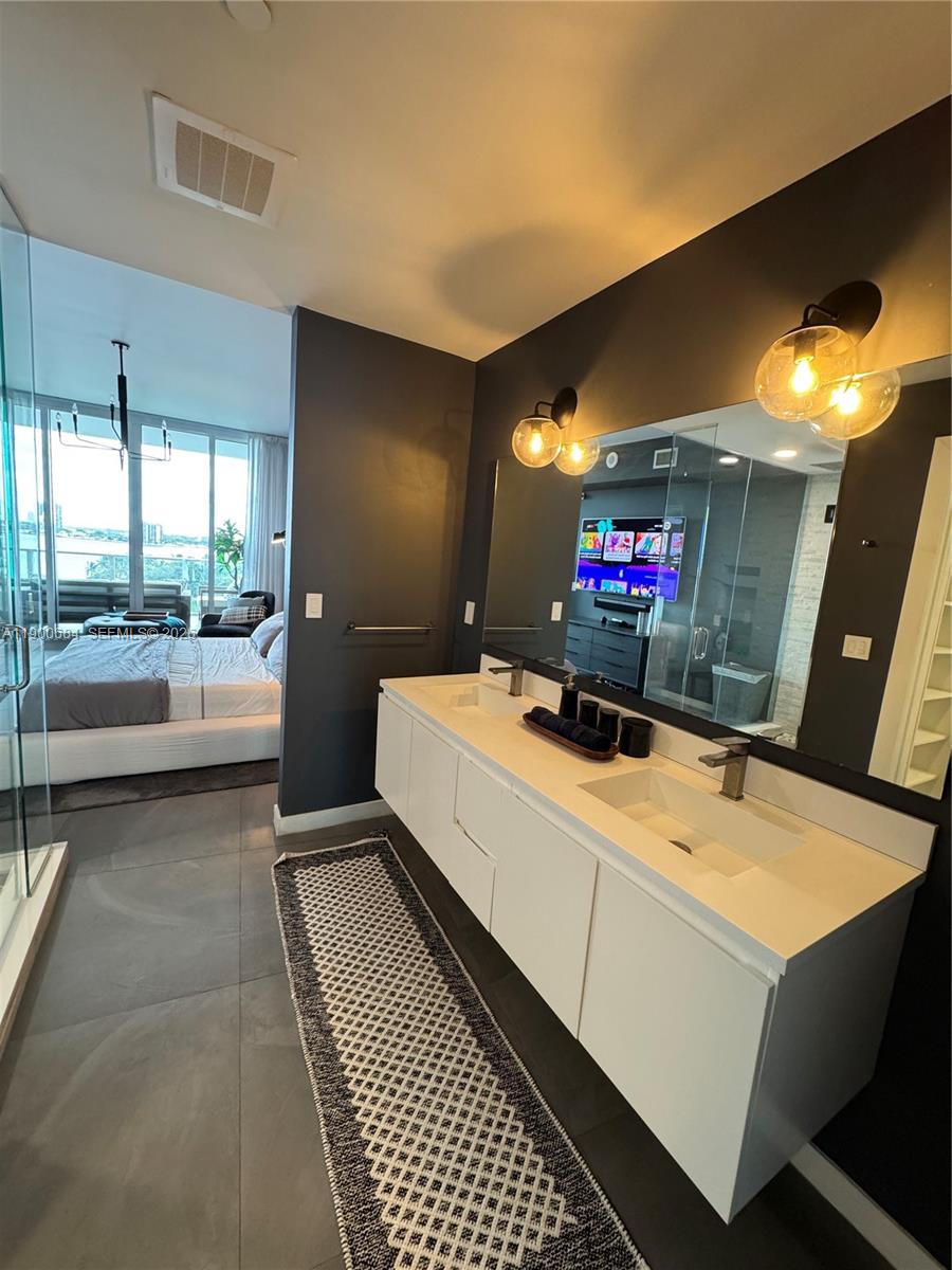 2020 N Bayshore Dr # 703