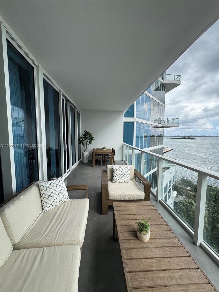 2020 N Bayshore Dr # 703