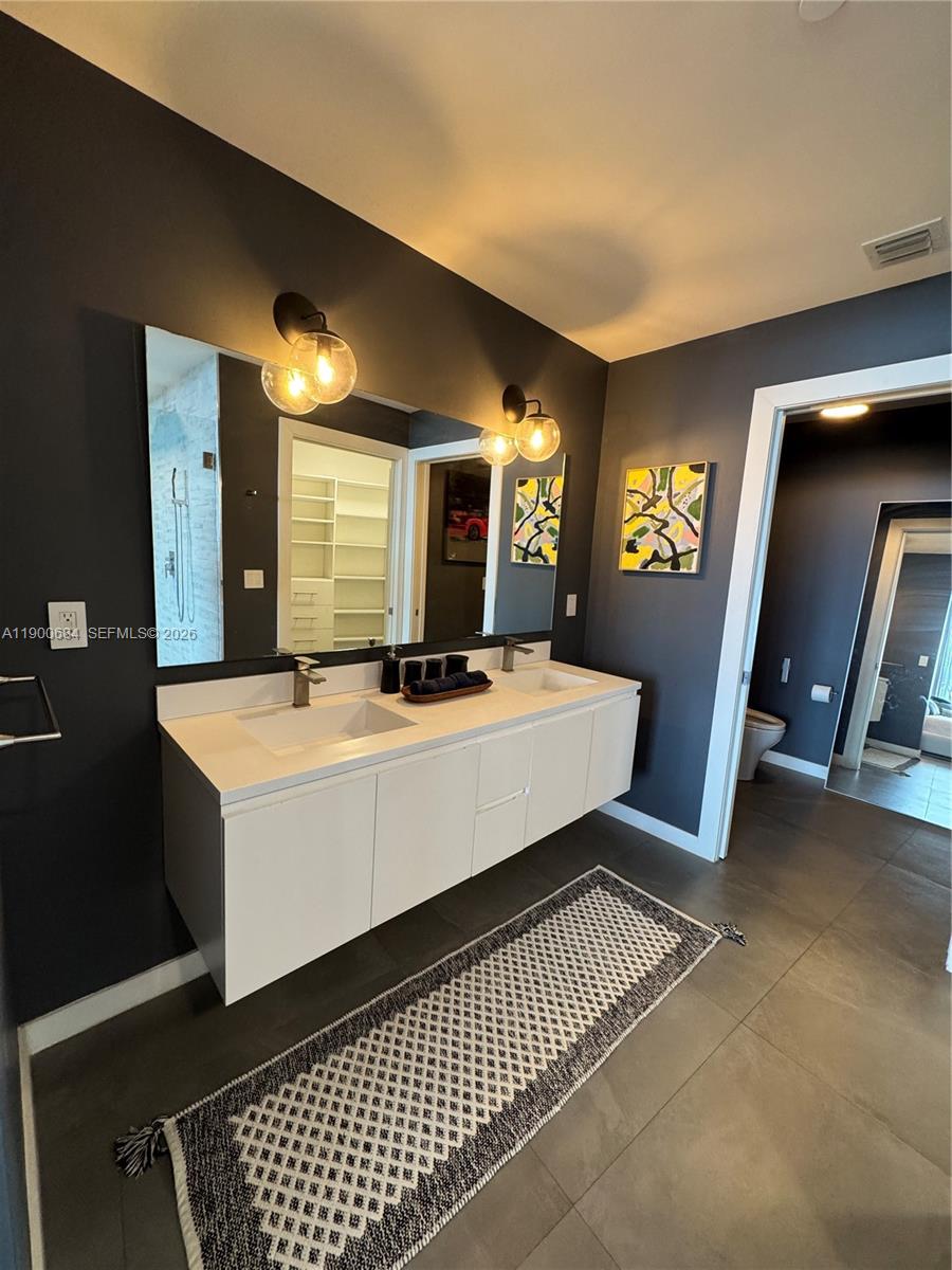 2020 N Bayshore Dr # 703