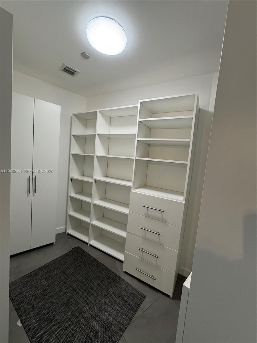 2020 N Bayshore Dr # 703