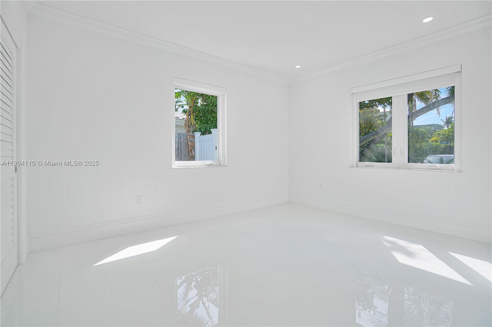 365 W Enid Dr