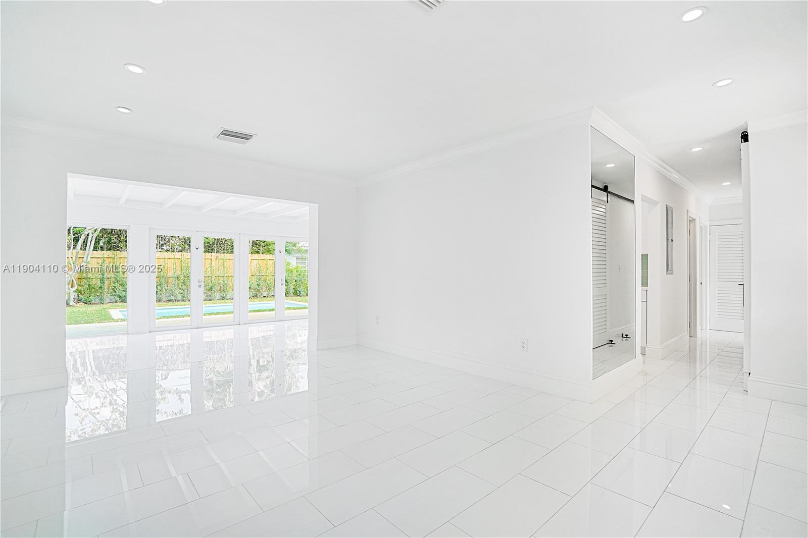 365 W Enid Dr