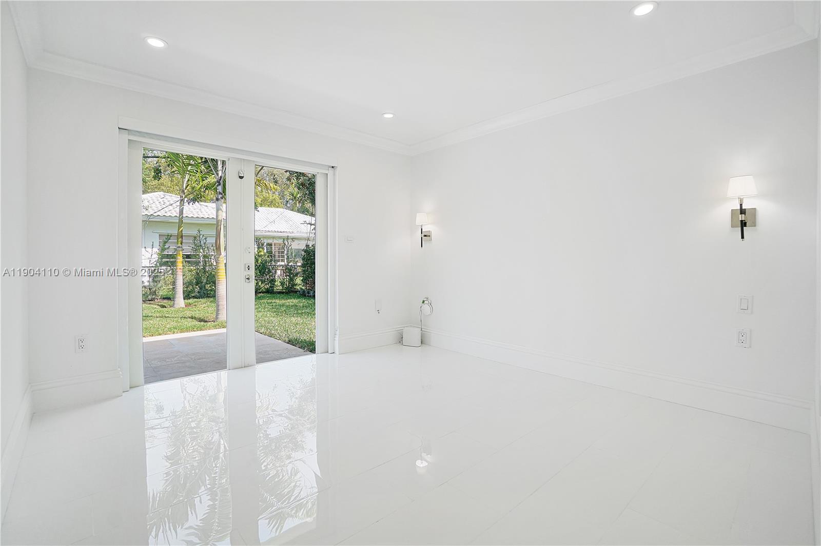 365 W Enid Dr