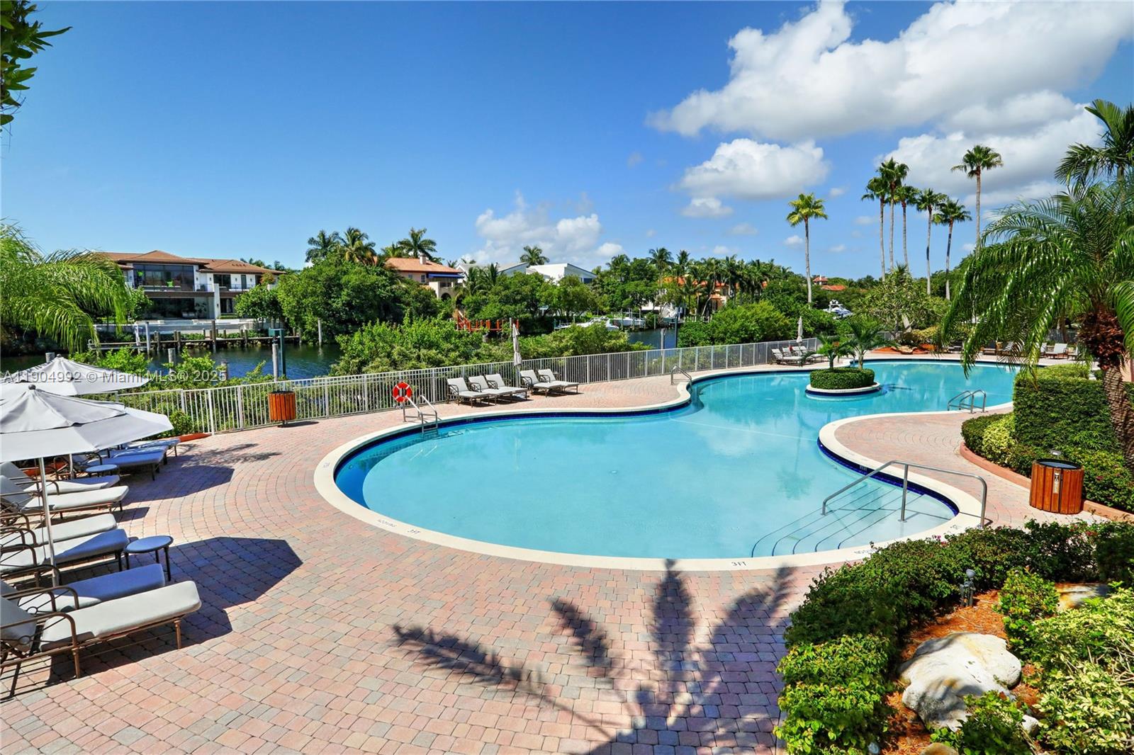 10 Edgewater Dr # 4F