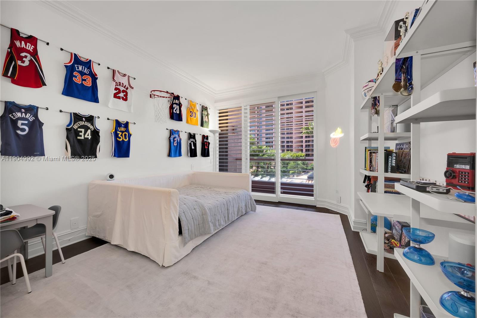10 Edgewater Dr # 4F