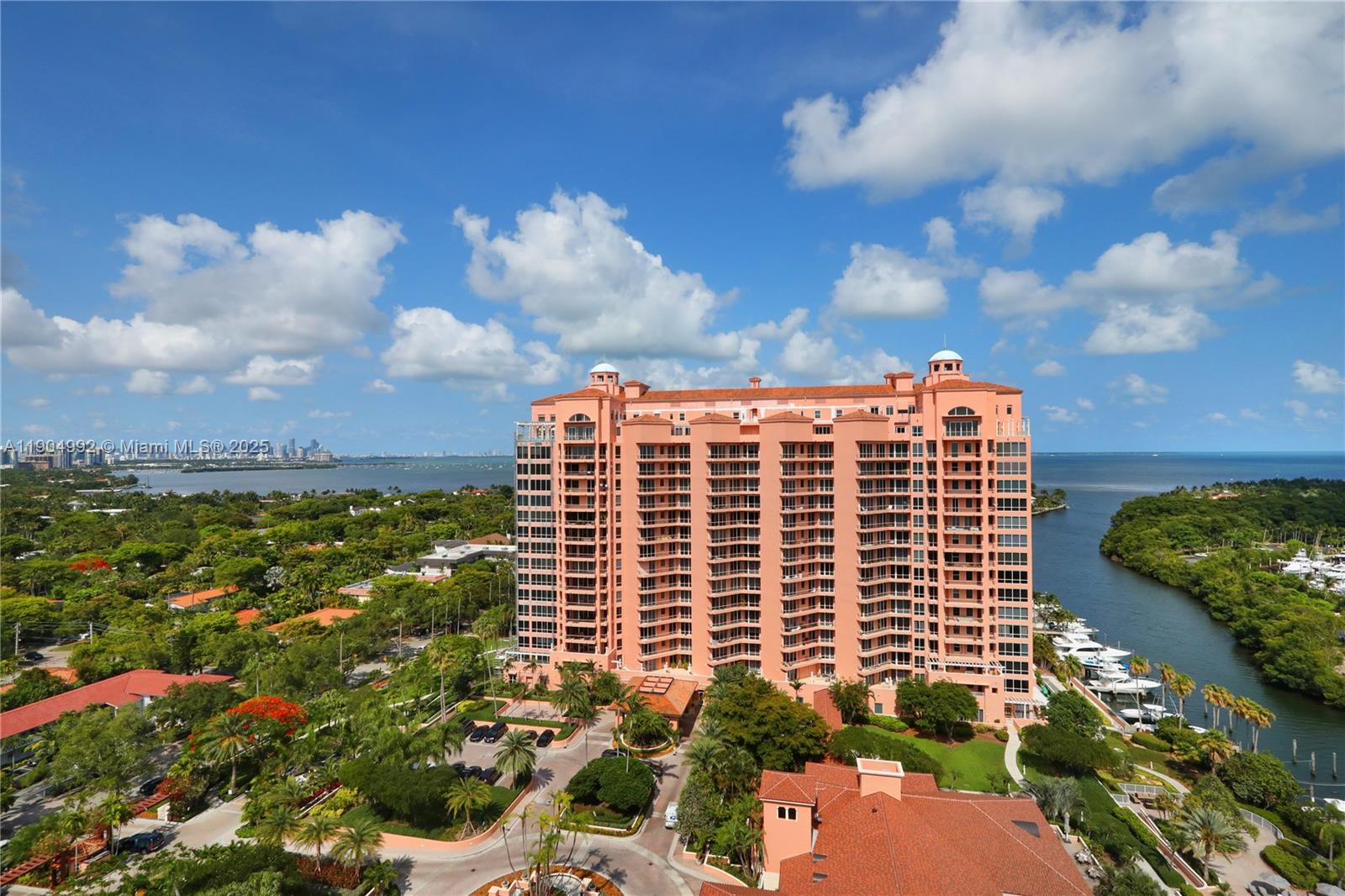 10 Edgewater Dr # 4F