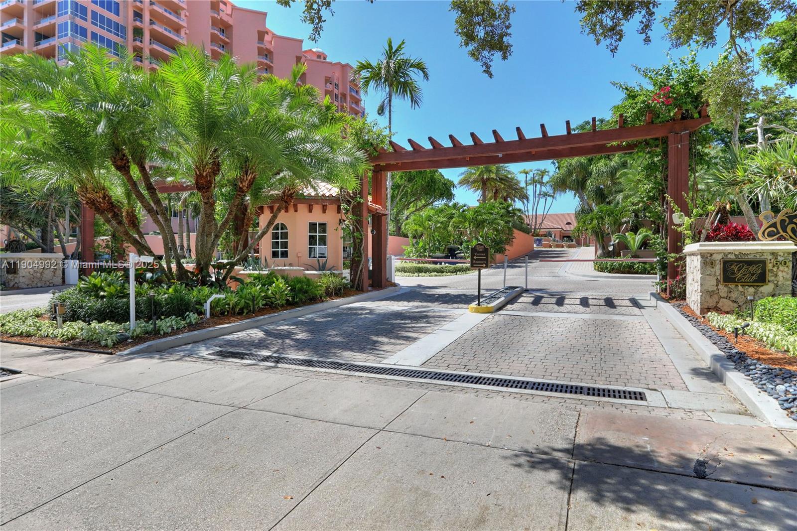 10 Edgewater Dr # 4F