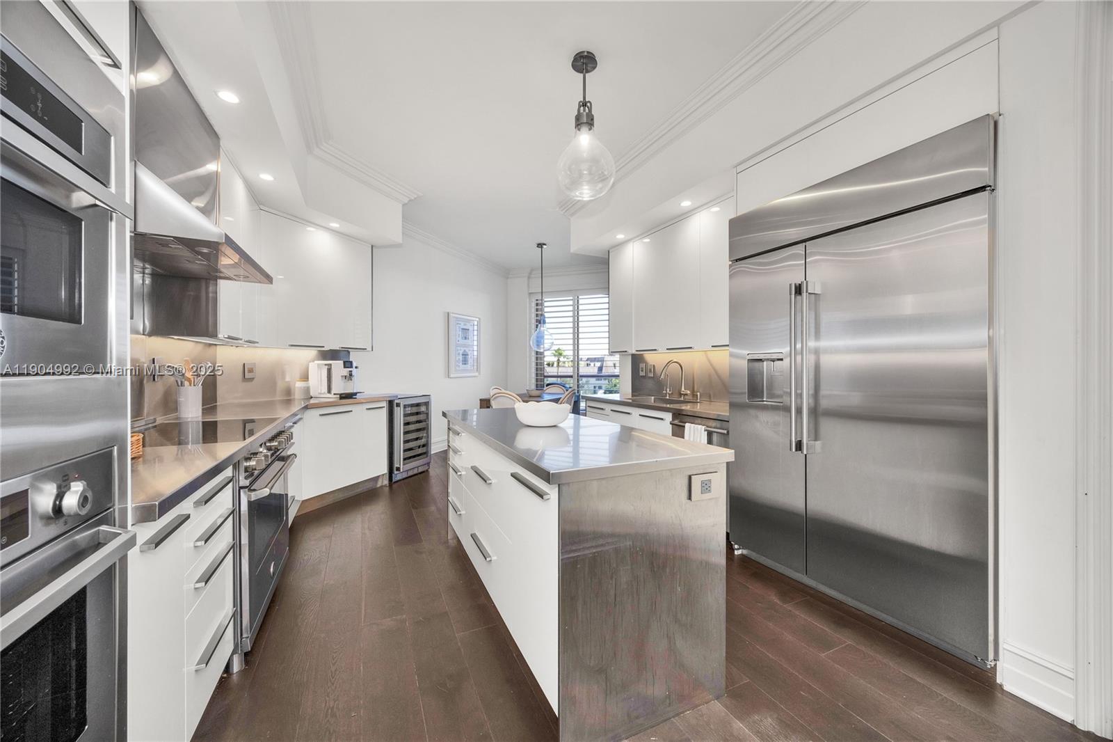 10 Edgewater Dr # 4F
