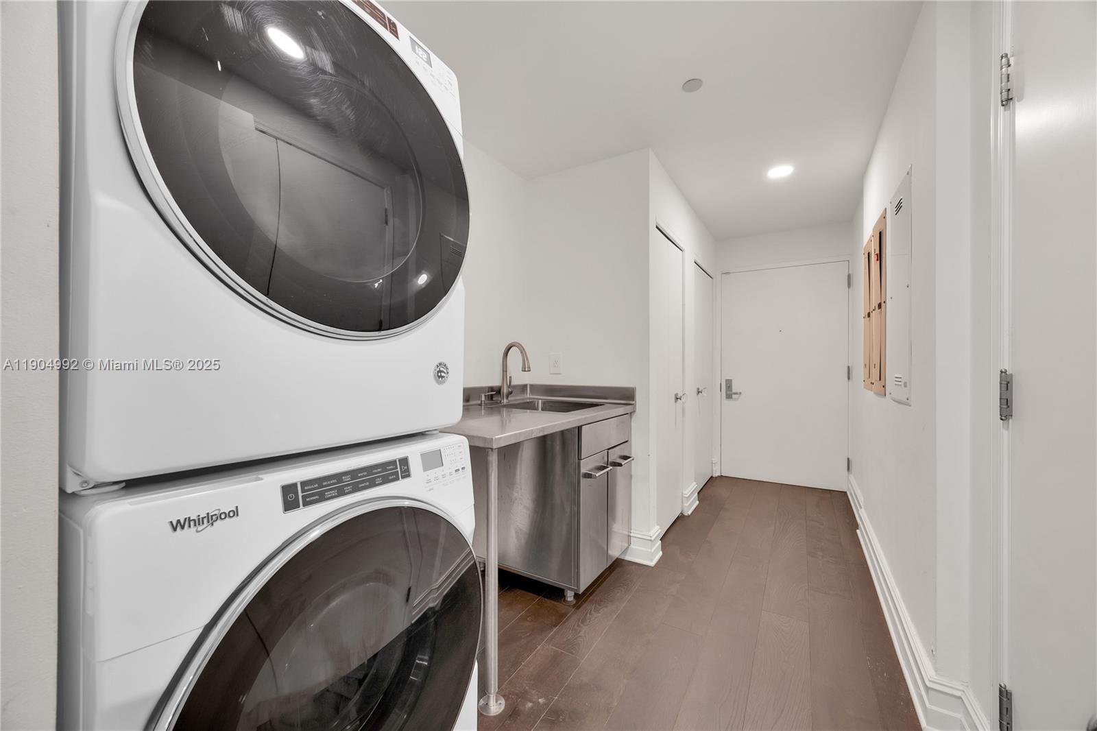 10 Edgewater Dr # 4F