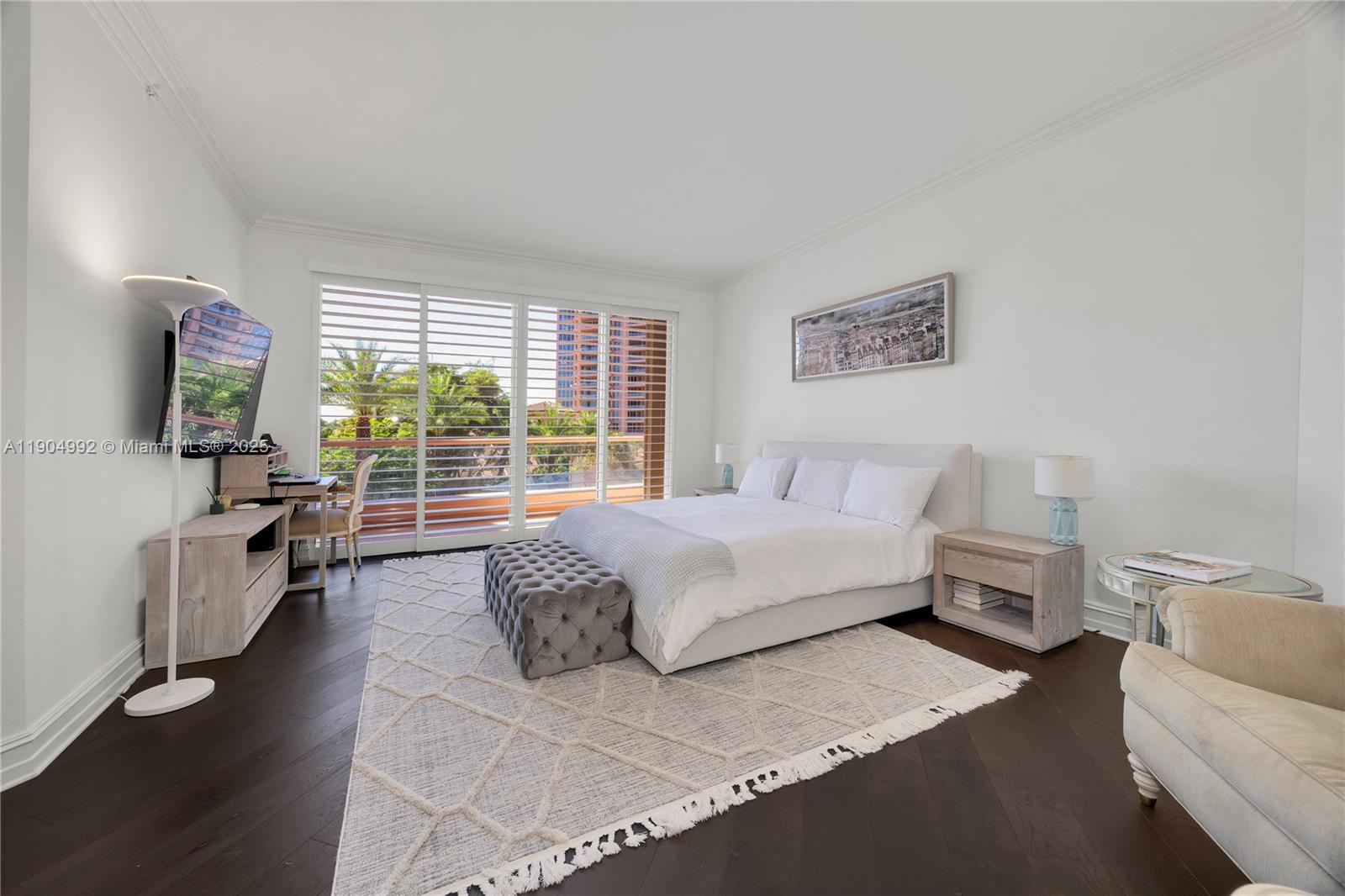 10 Edgewater Dr # 4F
