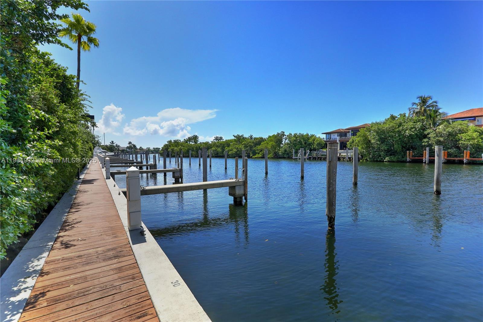 10 Edgewater Dr # 4F