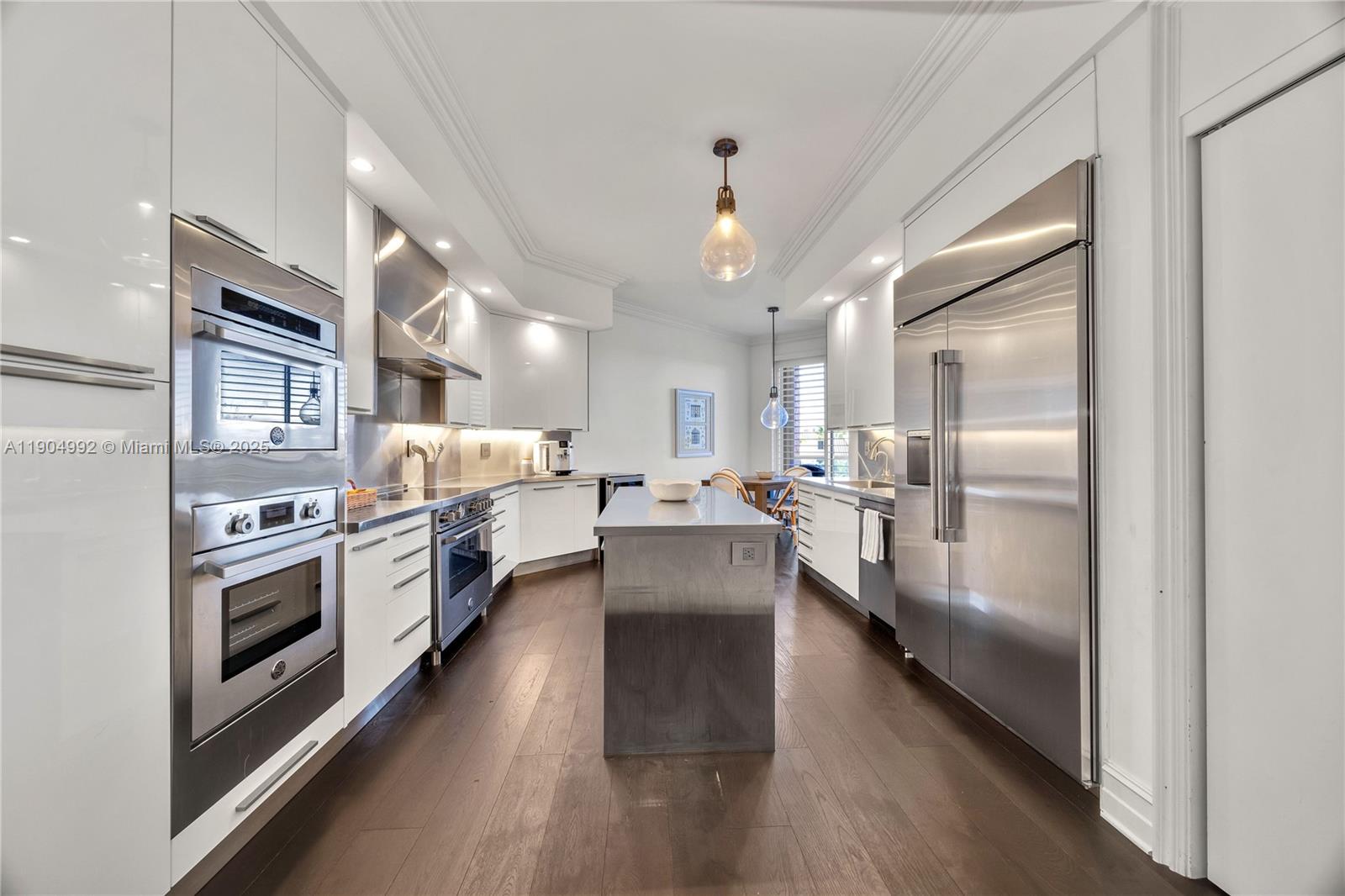 10 Edgewater Dr # 4F