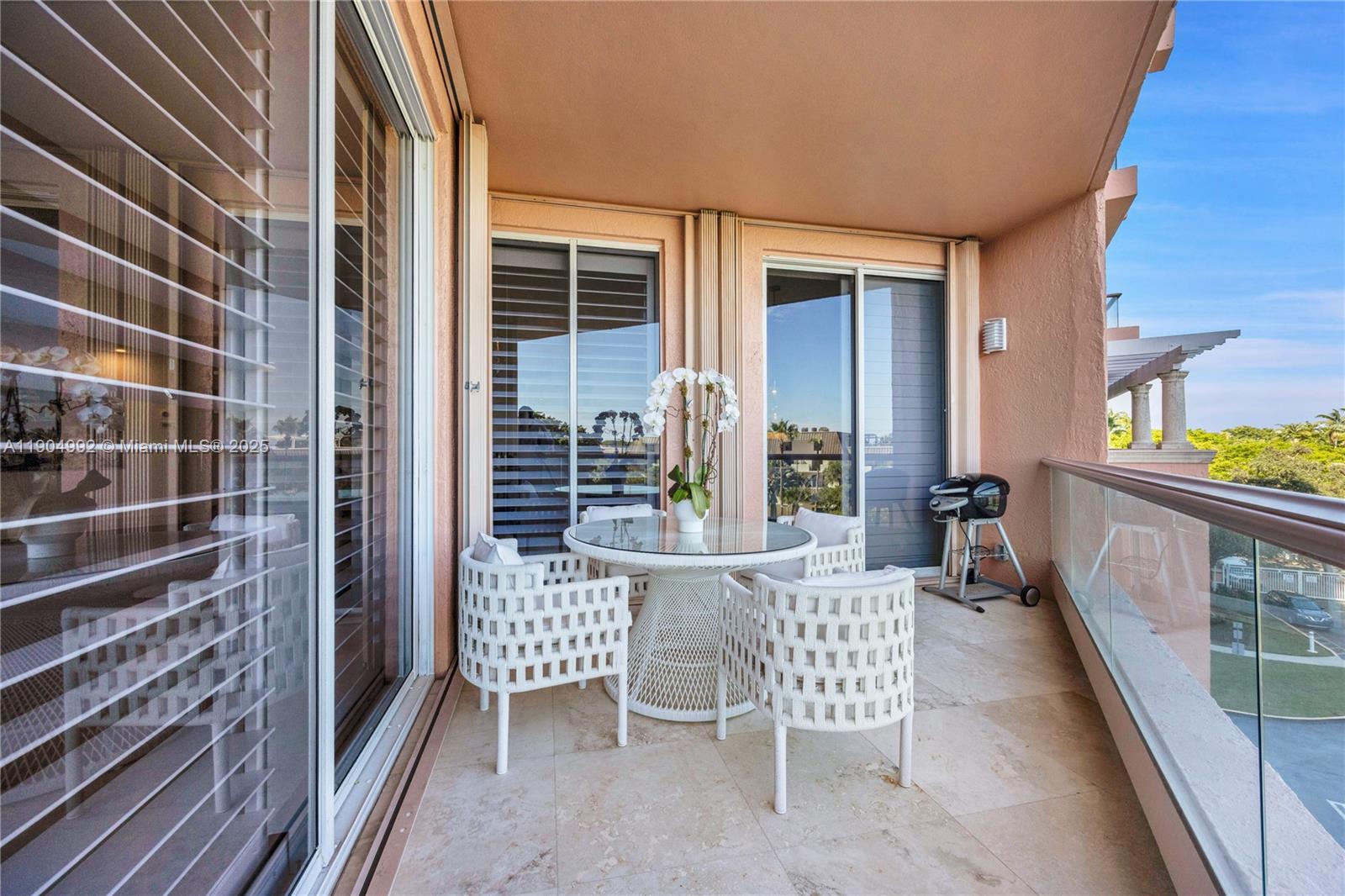 10 Edgewater Dr # 4F
