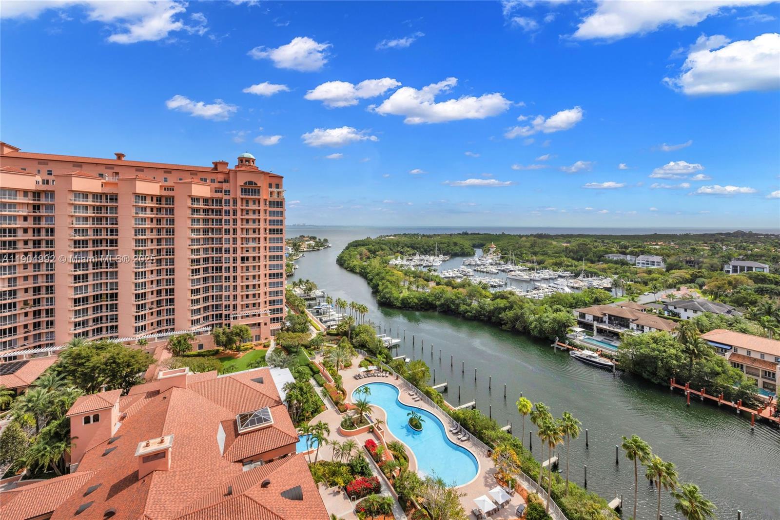 10 Edgewater Dr # 4F