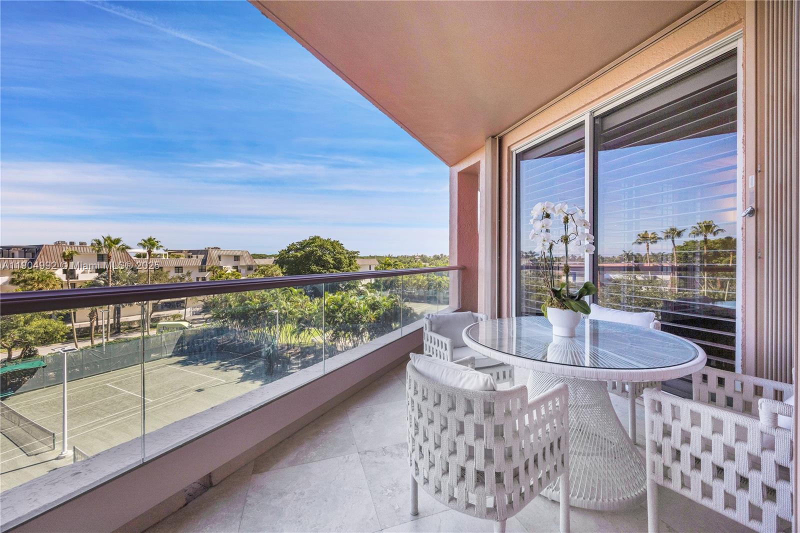 10 Edgewater Dr # 4F