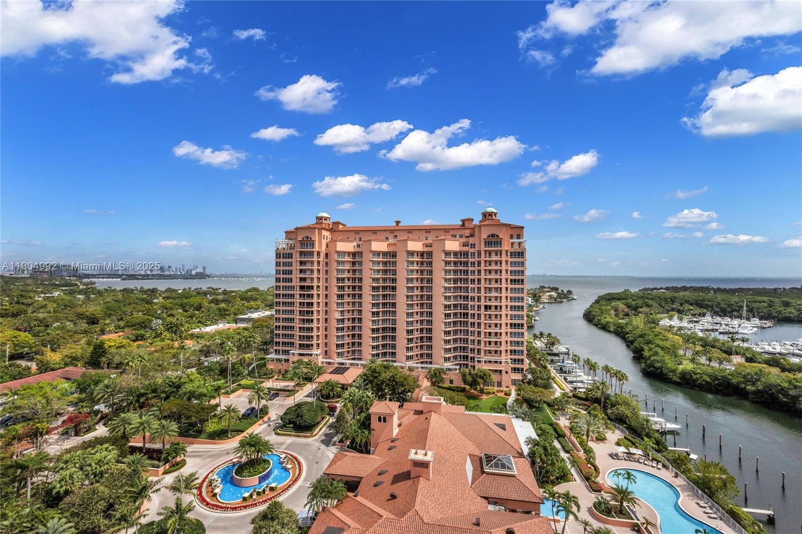 10 Edgewater Dr # 4F