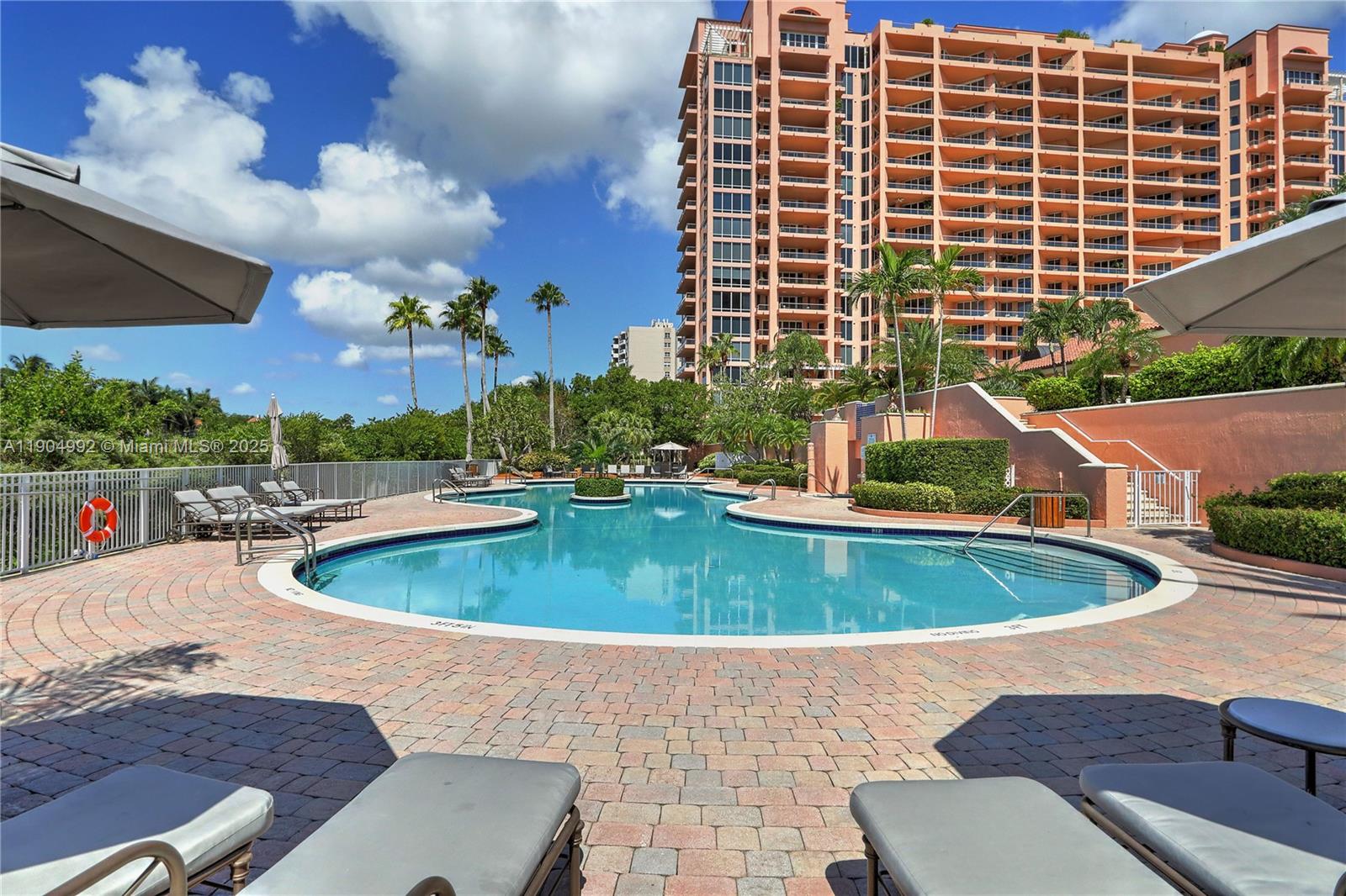 10 Edgewater Dr # 4F