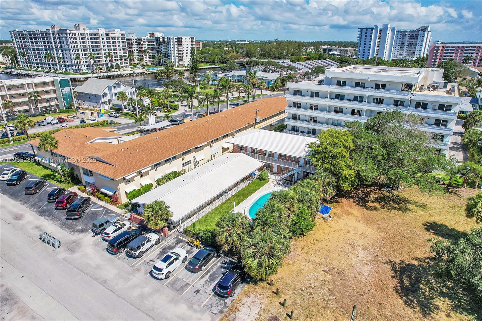 3217 NE 11th St # 10