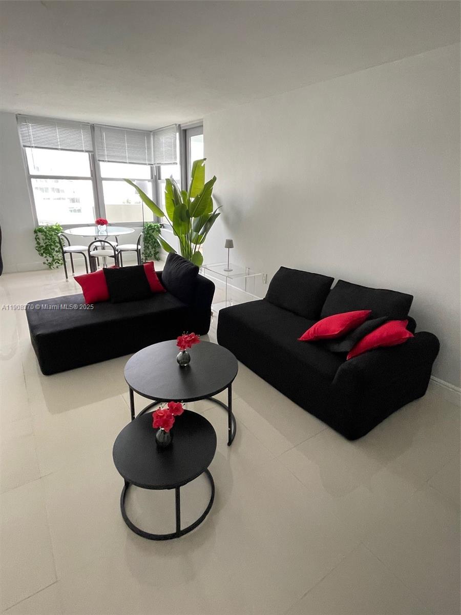 2899 Collins Ave # 1127