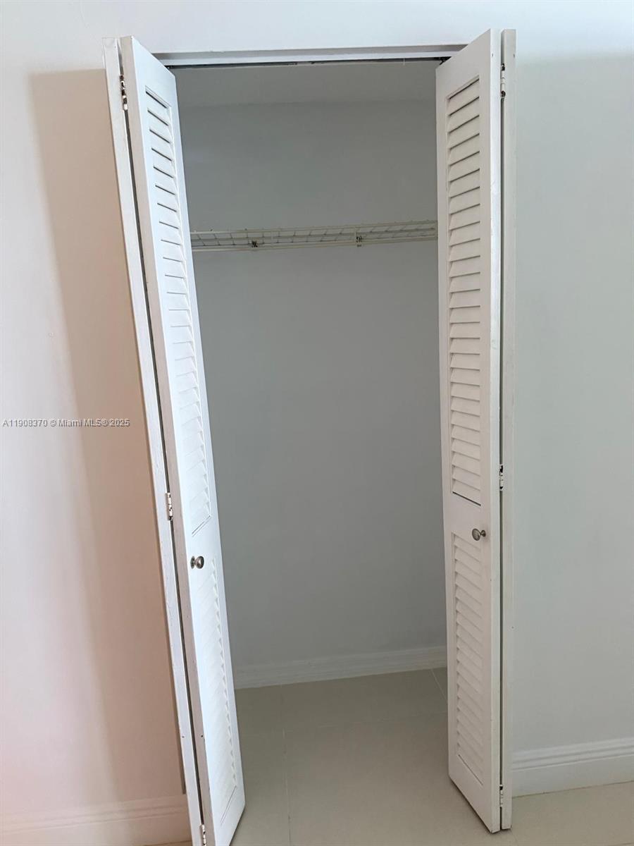2899 Collins Ave # 1127