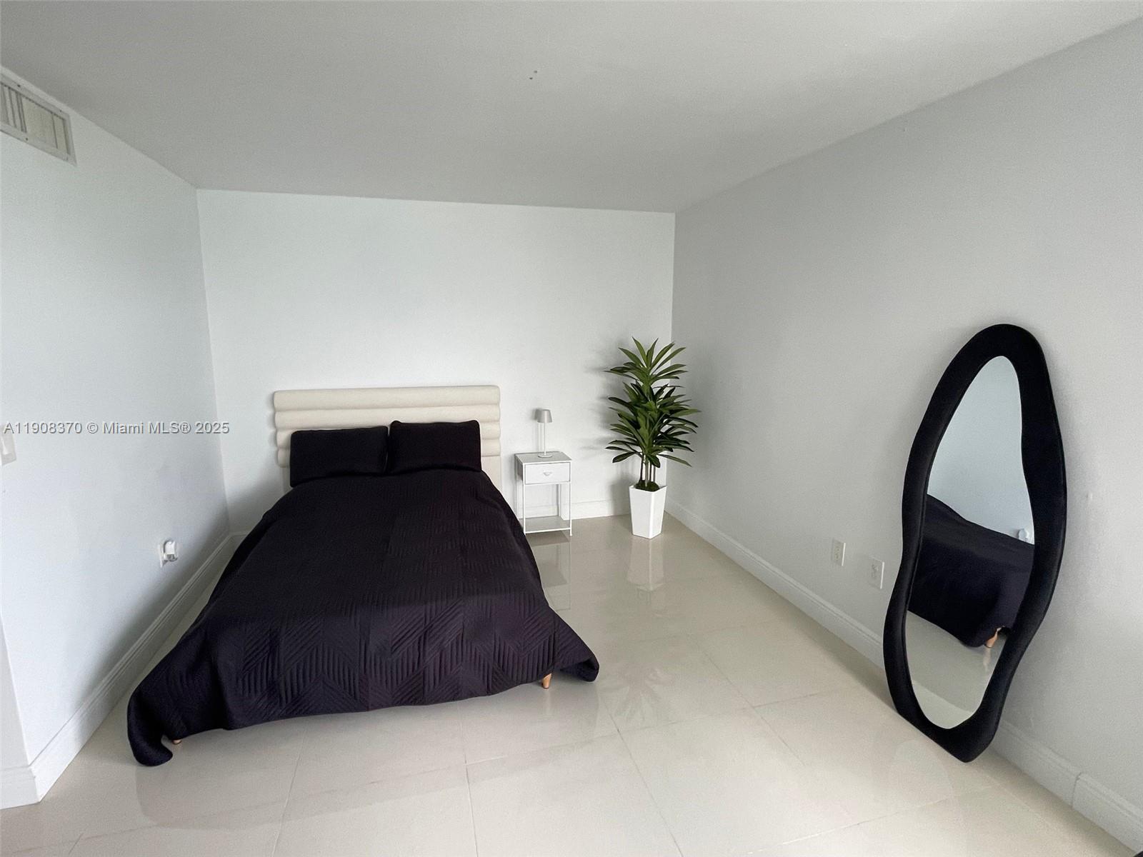 2899 Collins Ave # 1127