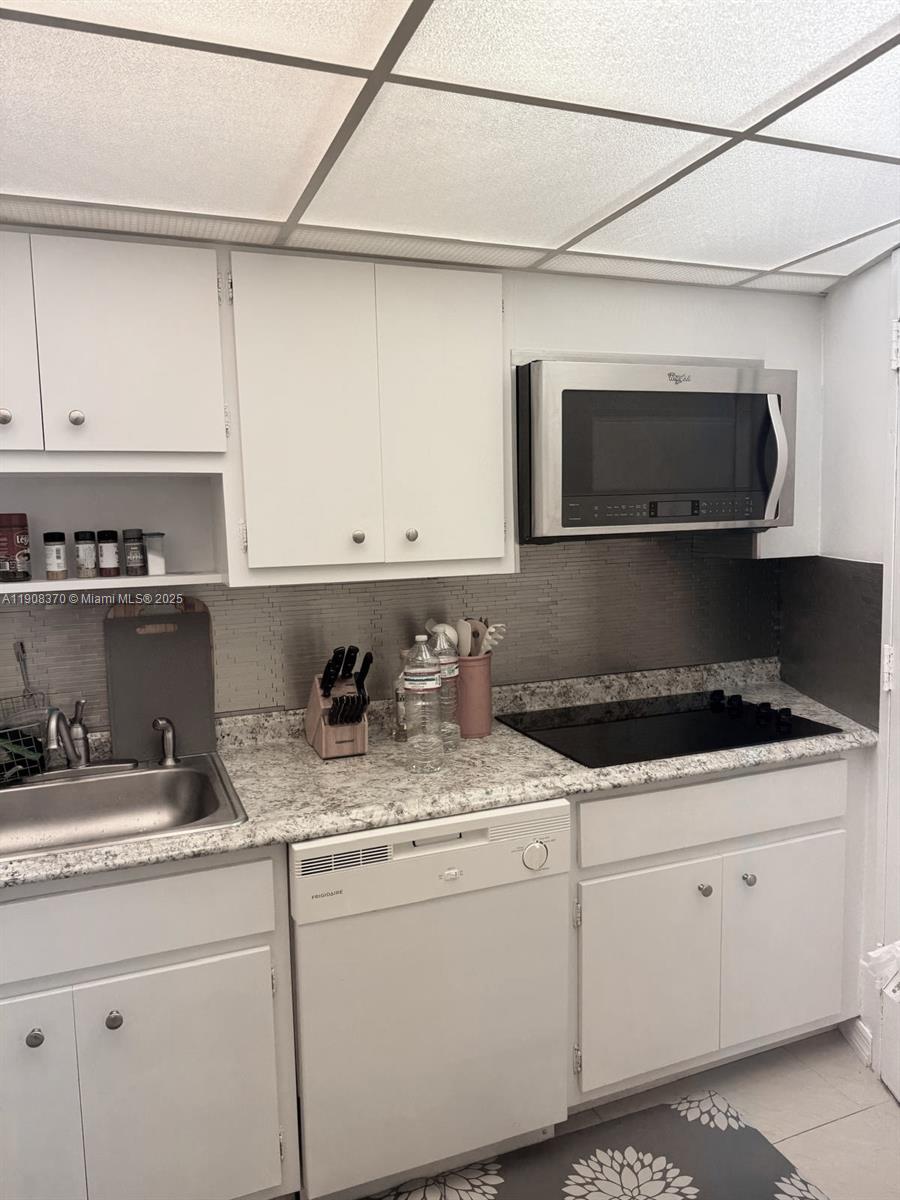 2899 Collins Ave # 1127