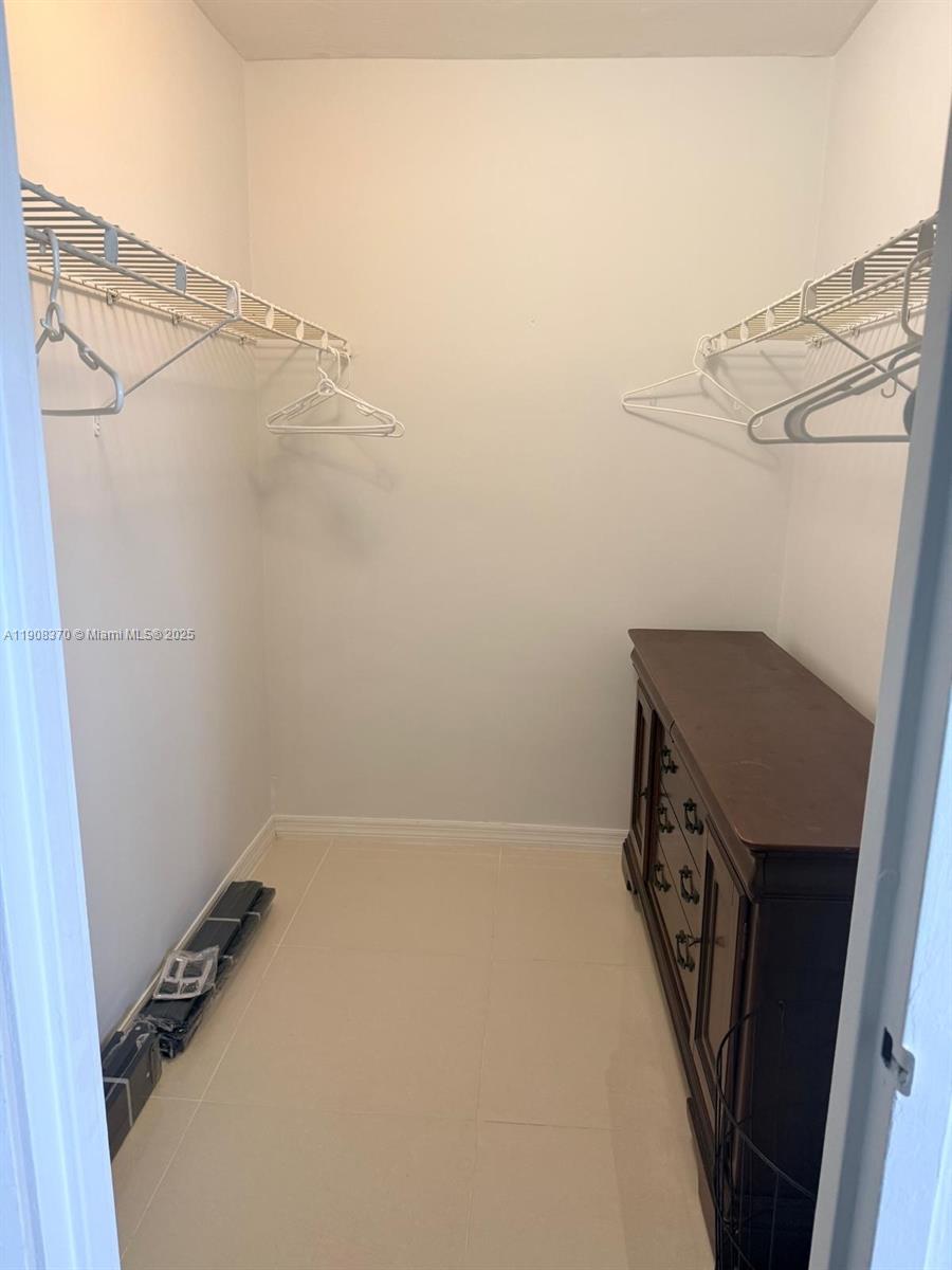 2899 Collins Ave # 1127