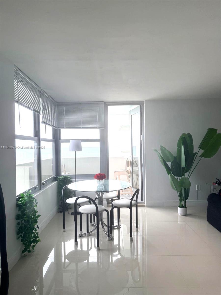 2899 Collins Ave # 1127