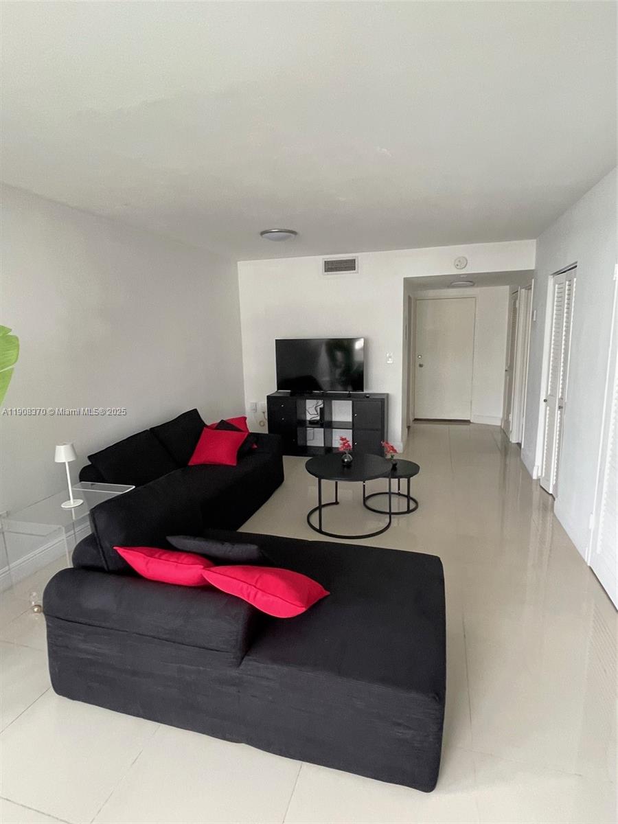 2899 Collins Ave # 1127
