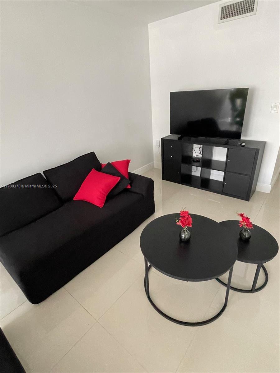 2899 Collins Ave # 1127