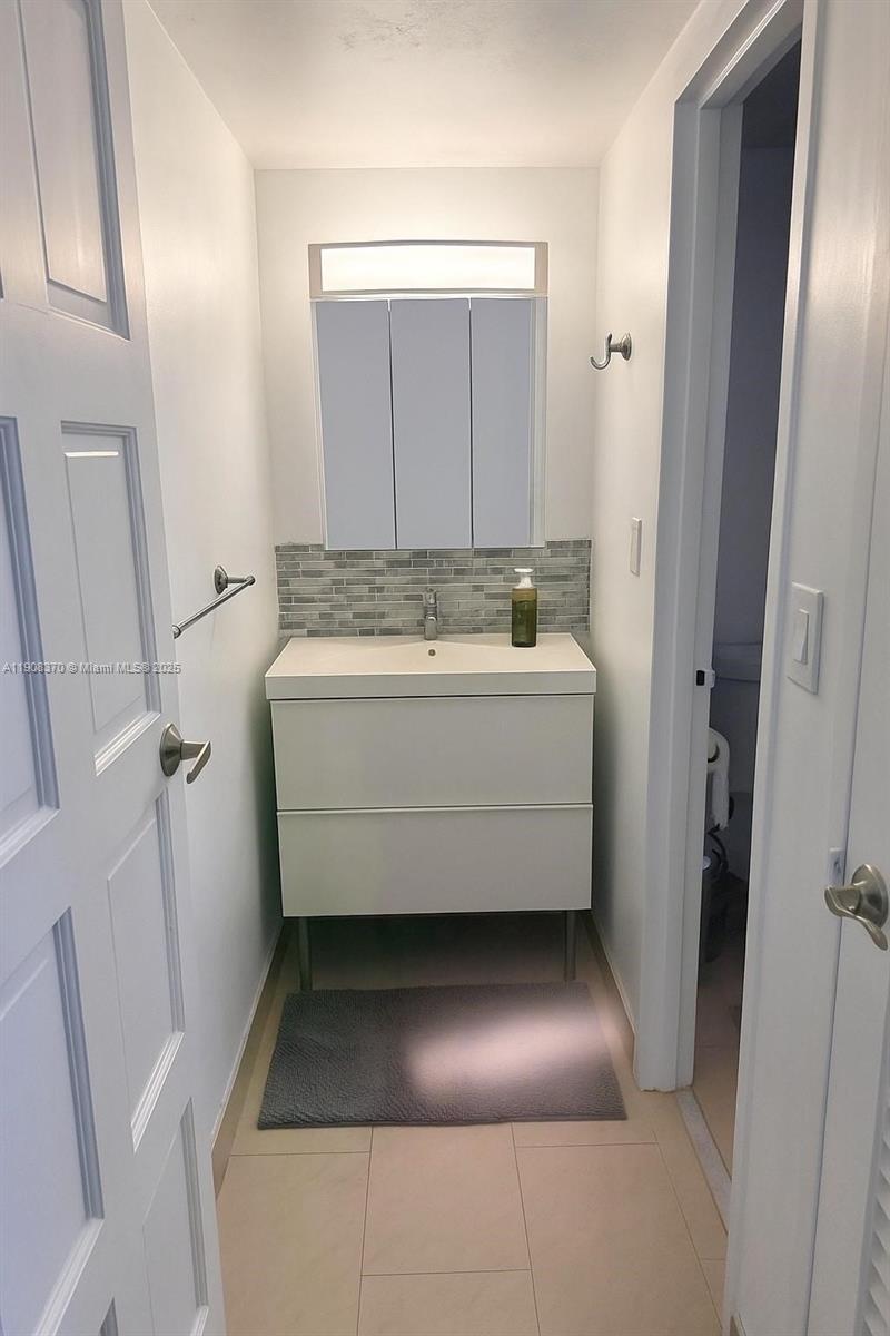 2899 Collins Ave # 1127