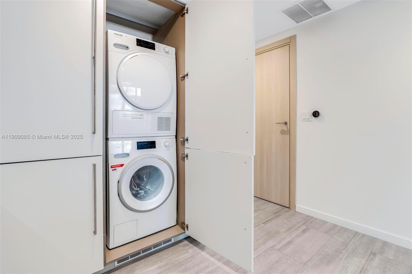 1000 Brickell Plz # 2304