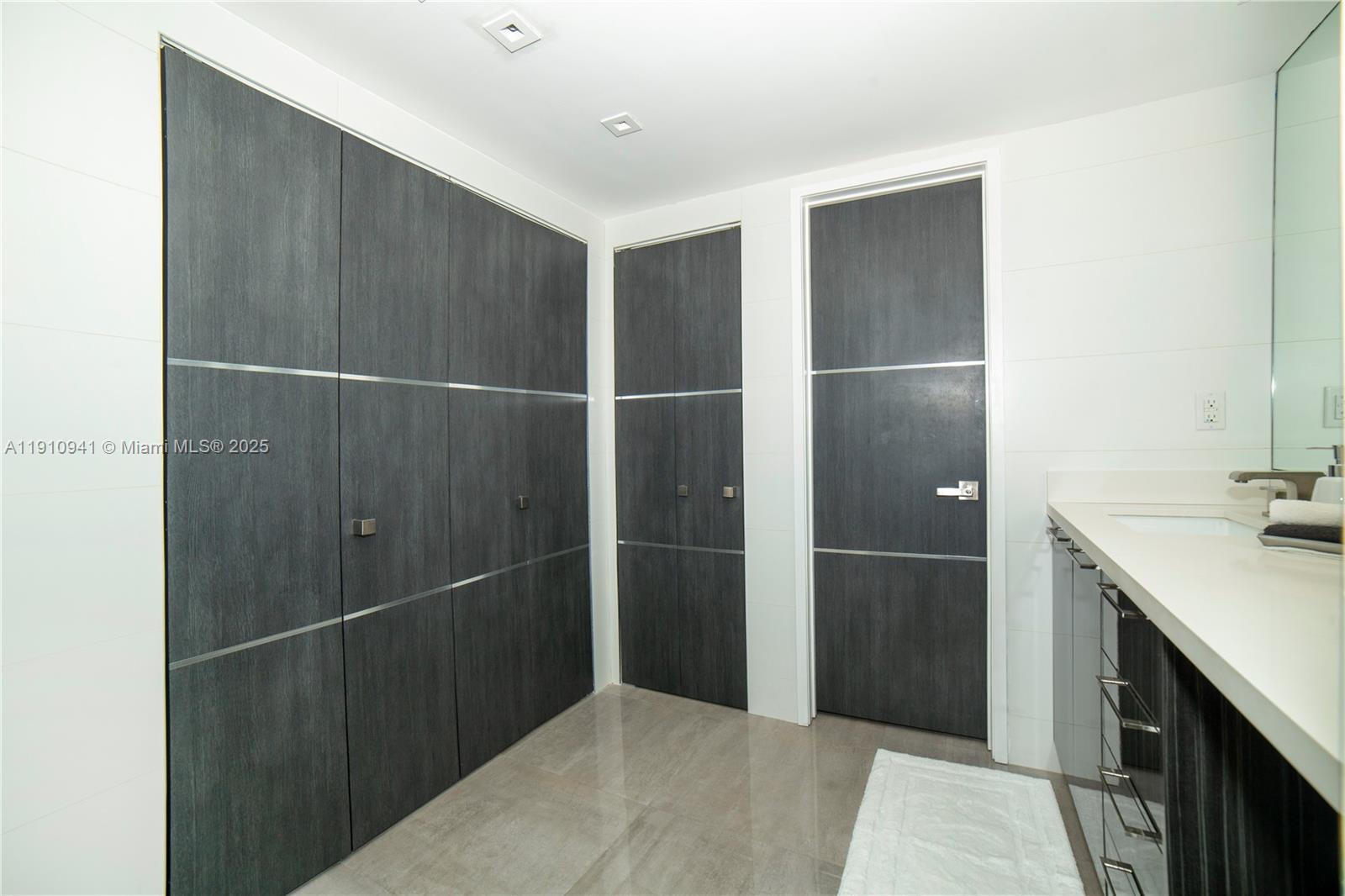 100 Bayview Dr # 325