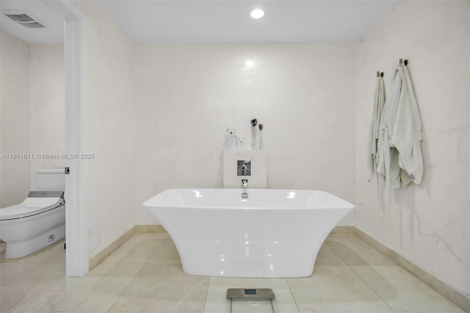 17301 Biscayne Blvd # 910