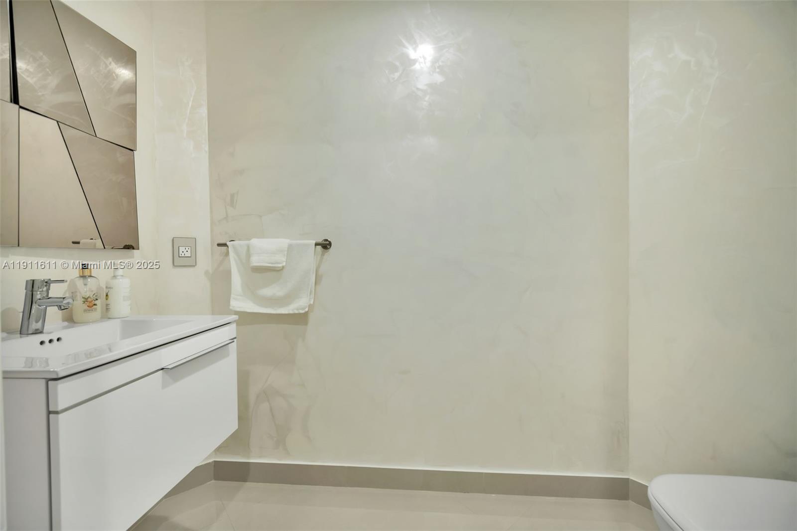 17301 Biscayne Blvd # 910