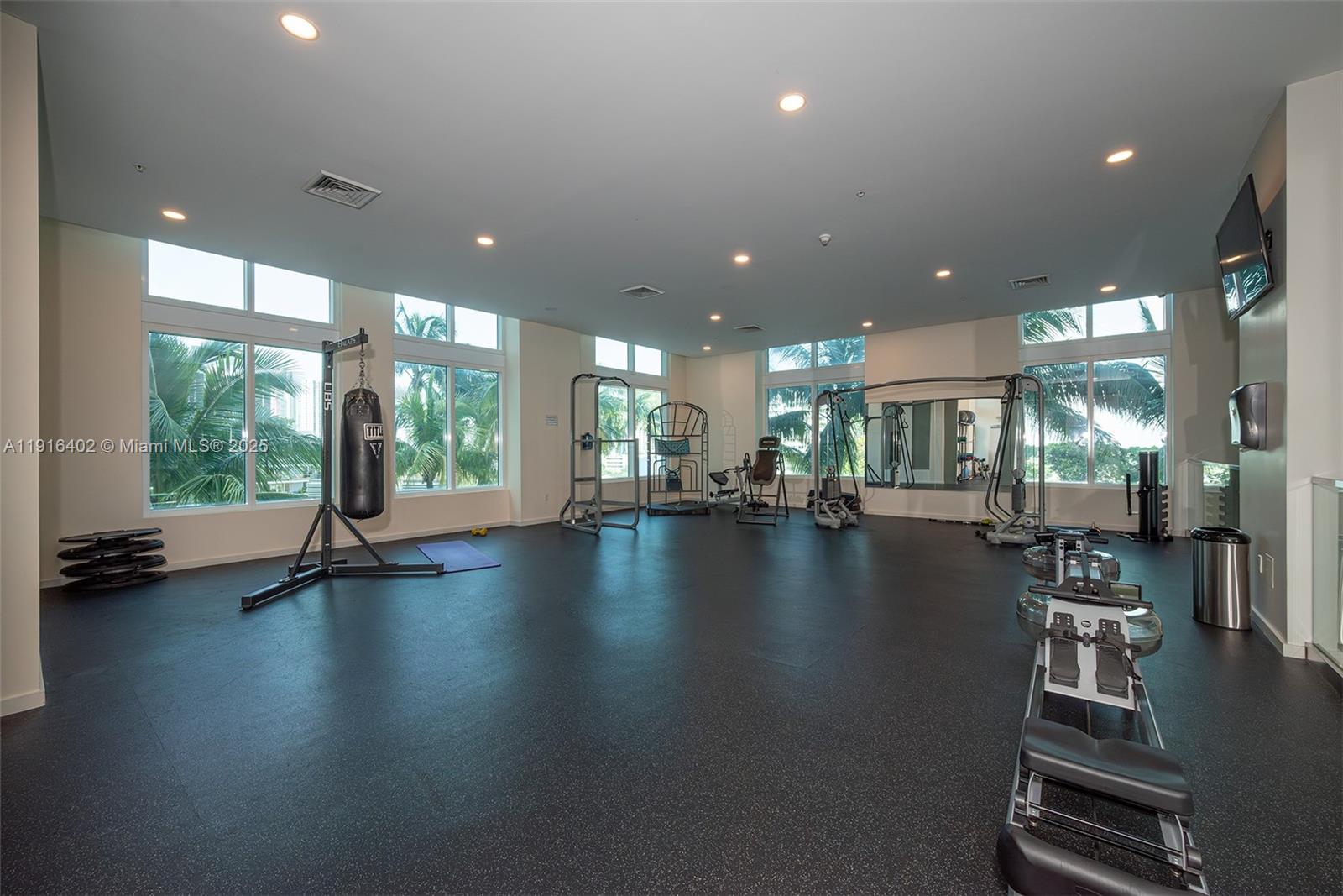 1900 N Bayshore Dr # 4019