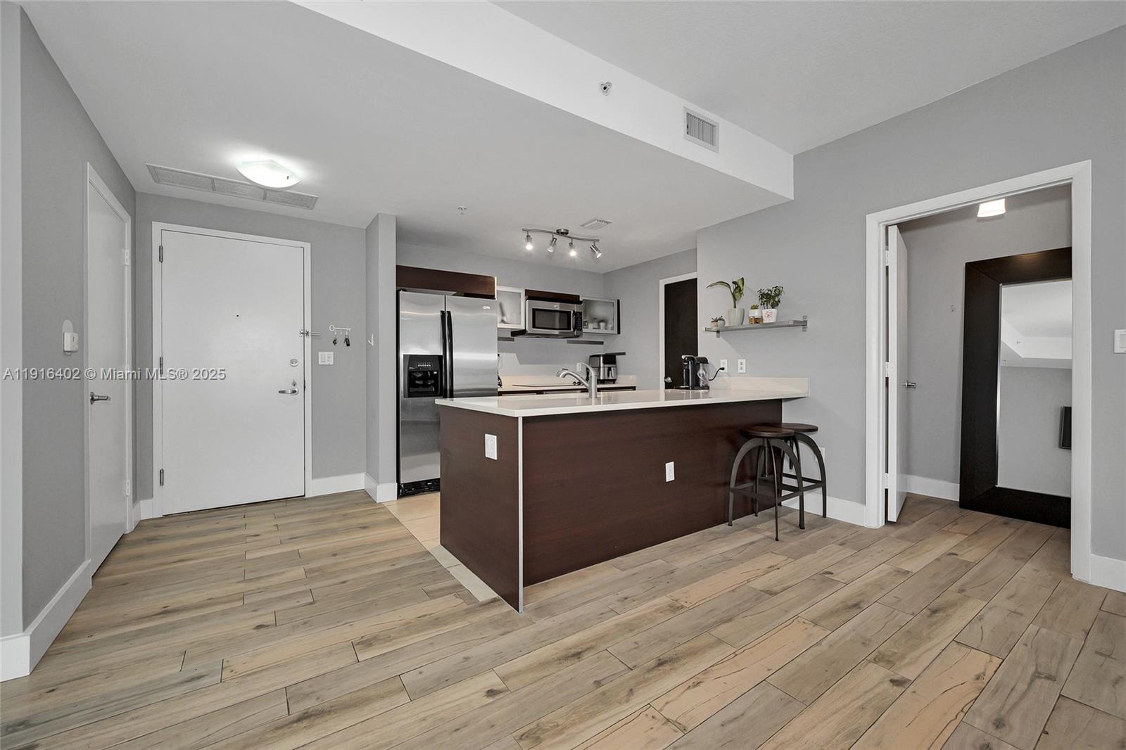 1900 N Bayshore Dr # 4019