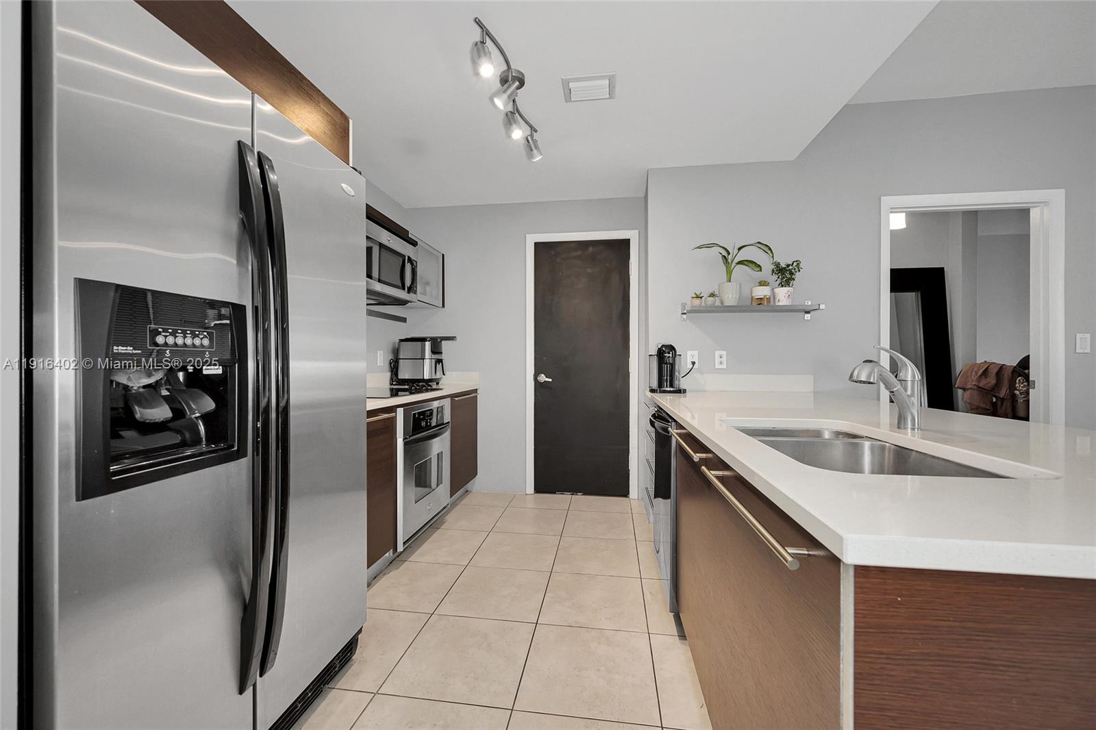 1900 N Bayshore Dr # 4019