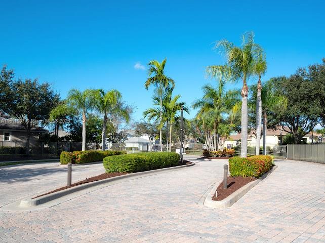 585 SW Yacht Basin Way