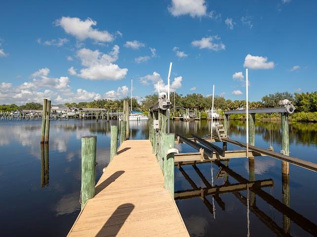 585 SW Yacht Basin Way