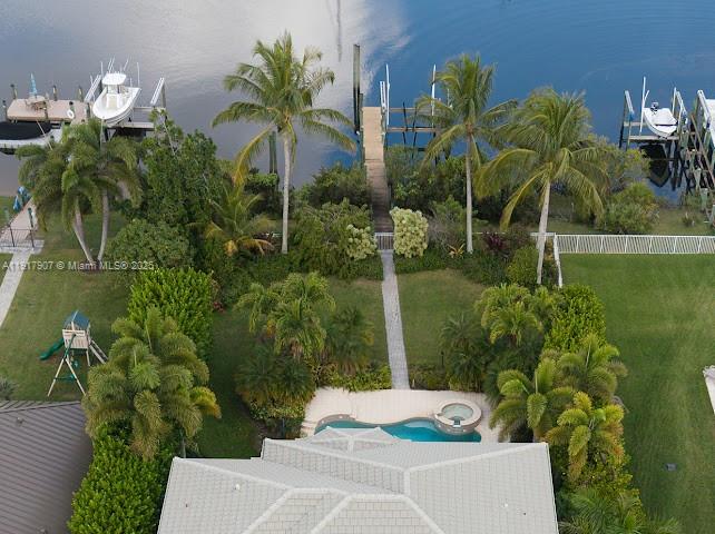 585 SW Yacht Basin Way