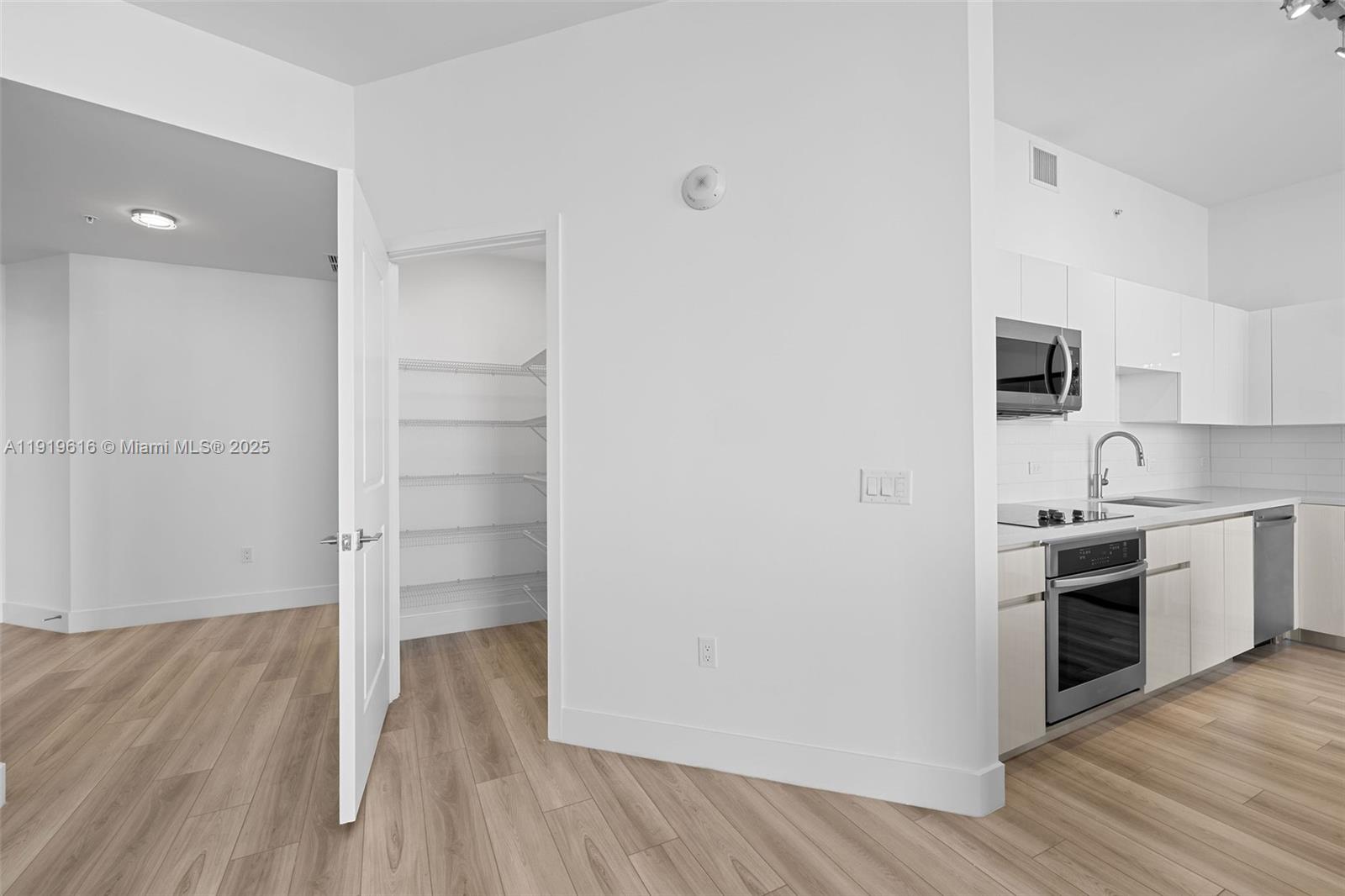 101 Diplomat Pkwy # 901