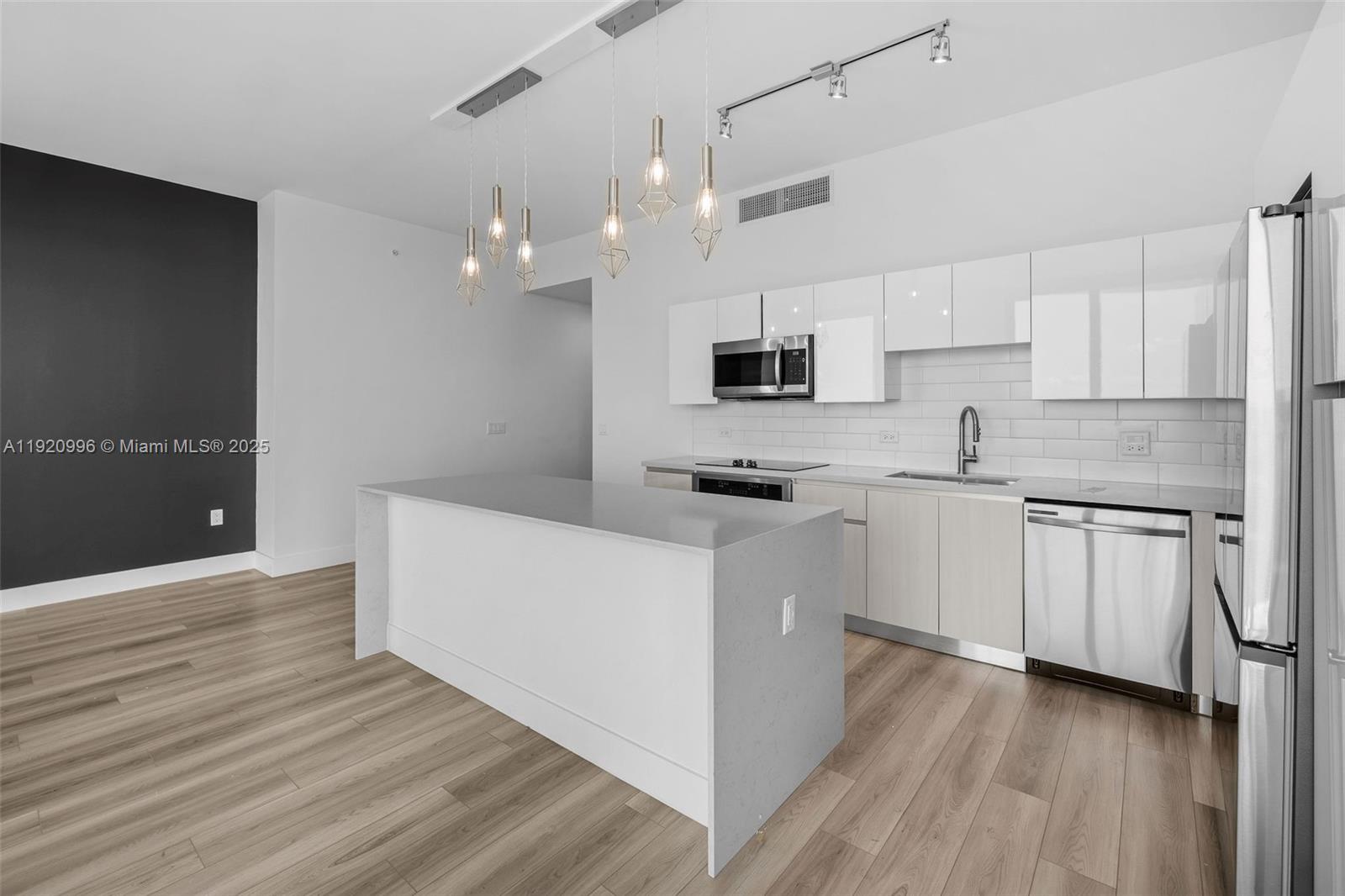 101 Diplomat Pkwy # 2610