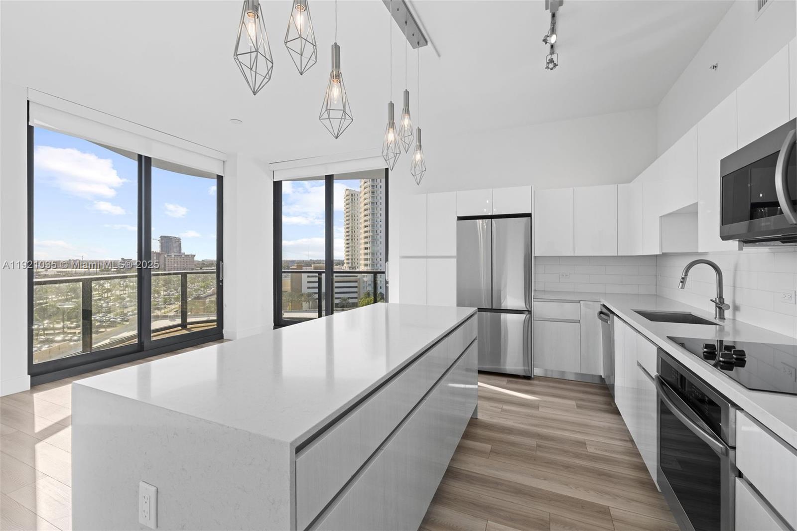 101 Diplomat Pkwy # 911