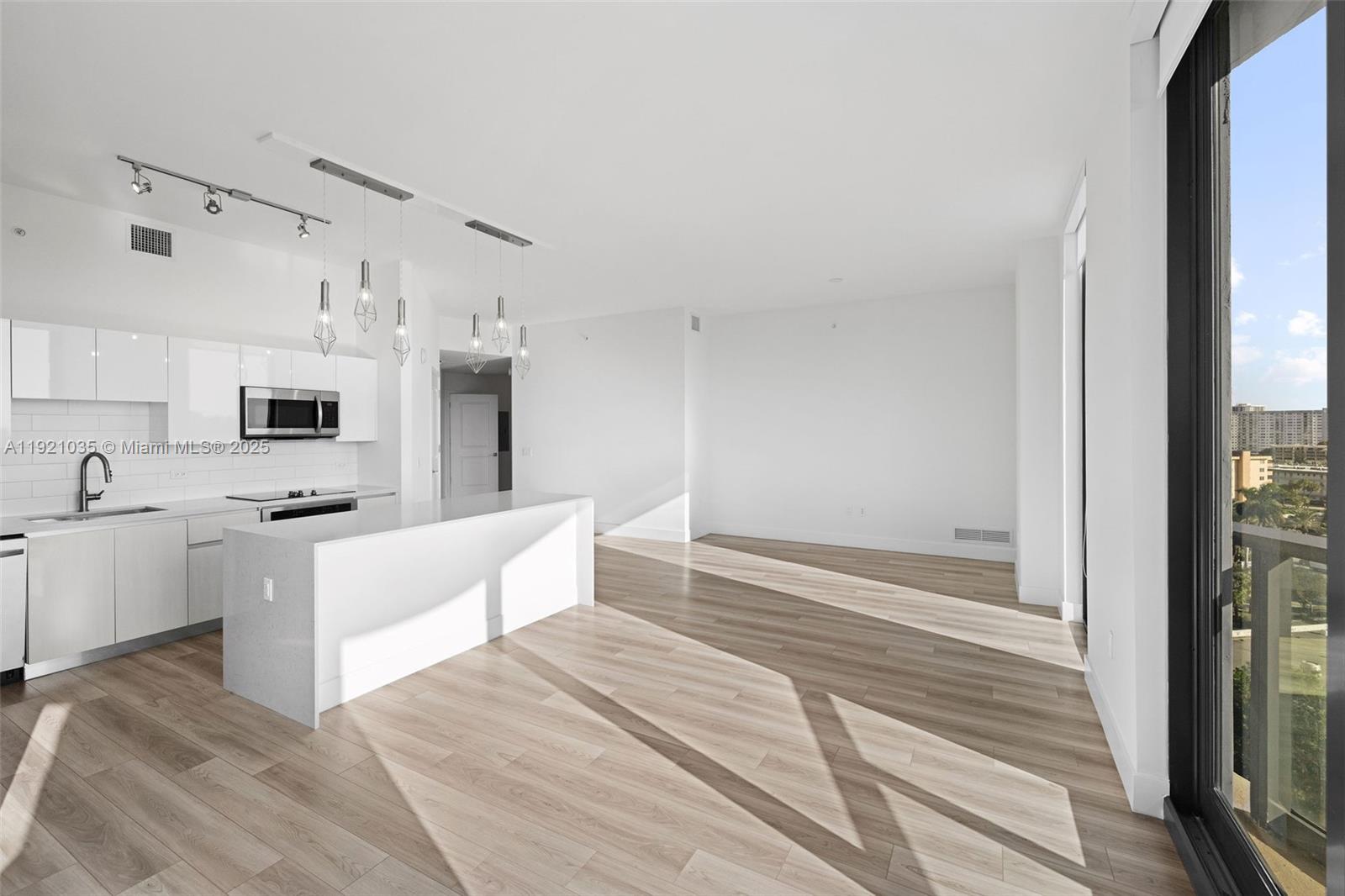 101 Diplomat Pkwy # 911