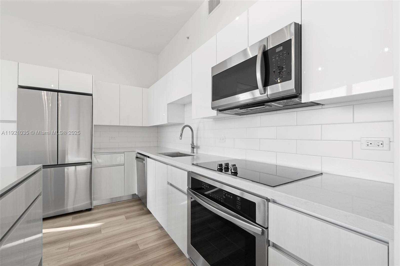 101 Diplomat Pkwy # 911