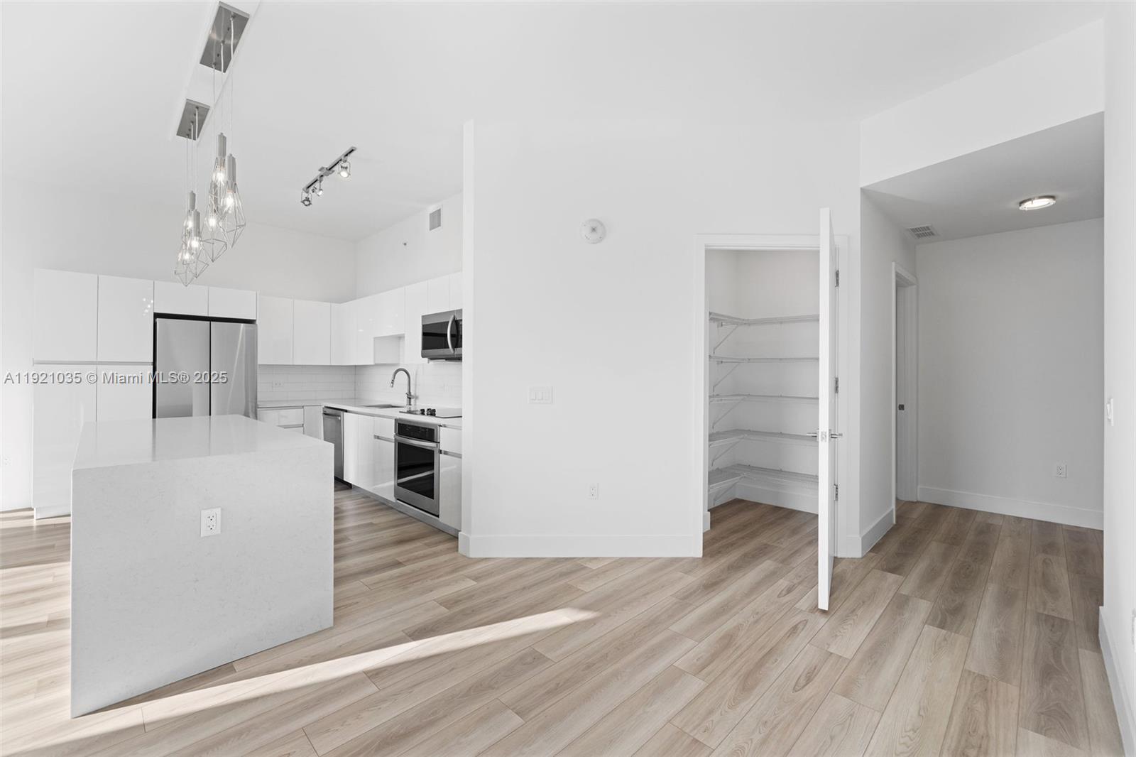 101 Diplomat Pkwy # 911