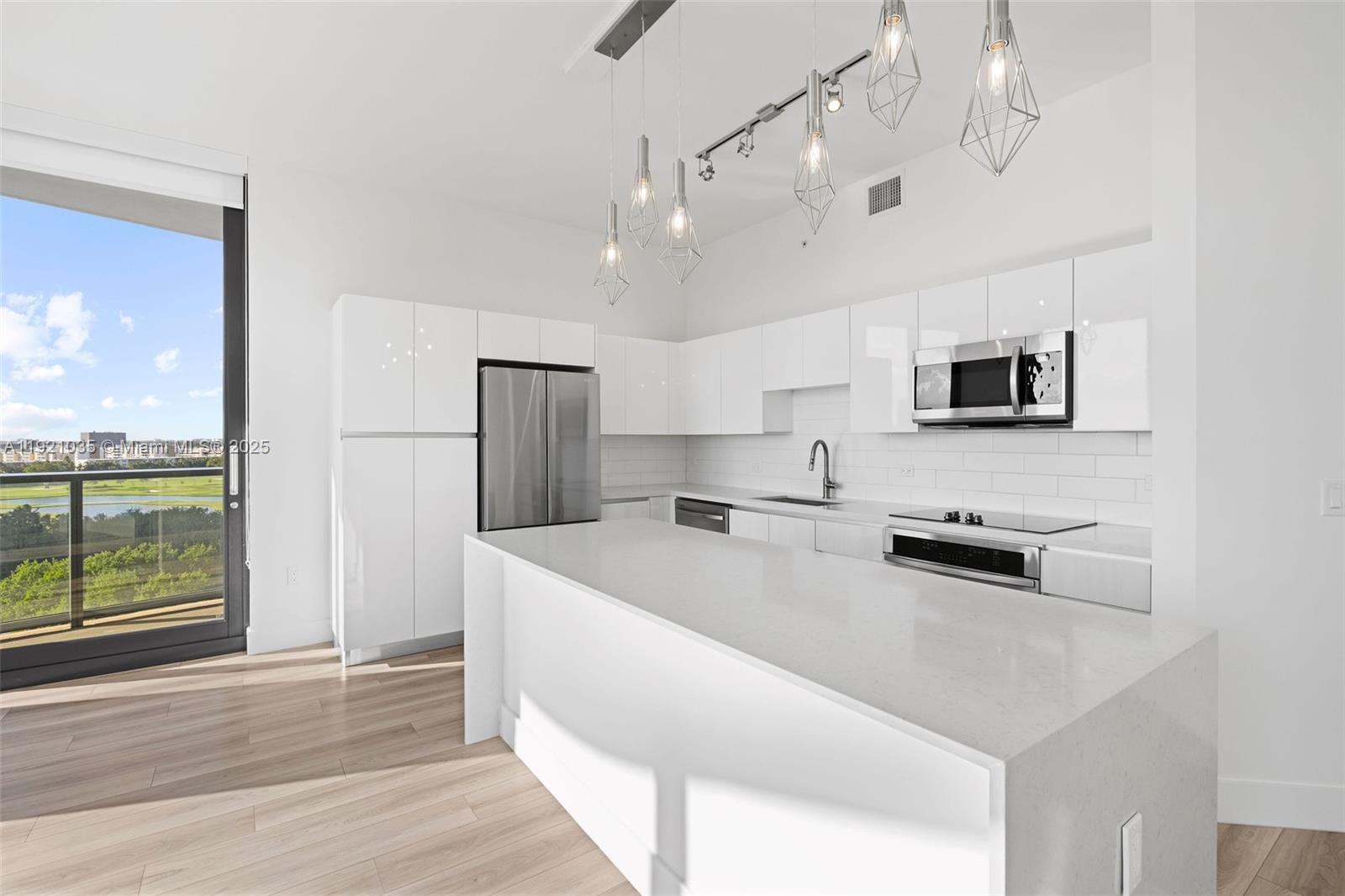 101 Diplomat Pkwy # 911